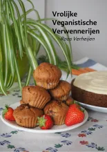 Het voorblad van Vrolijke Veganistische Verwennerijen: een schaal met muffins en aardbeien en een worteltaart.