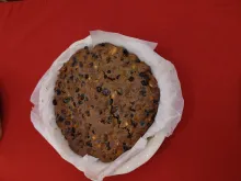 kerstcake met fruit in stenen bakvorm op rood tafelkleed