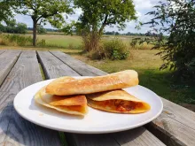 Een bord met drie quesadilla's.