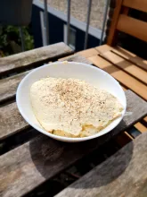 De ricotta in een wit schaaltje.