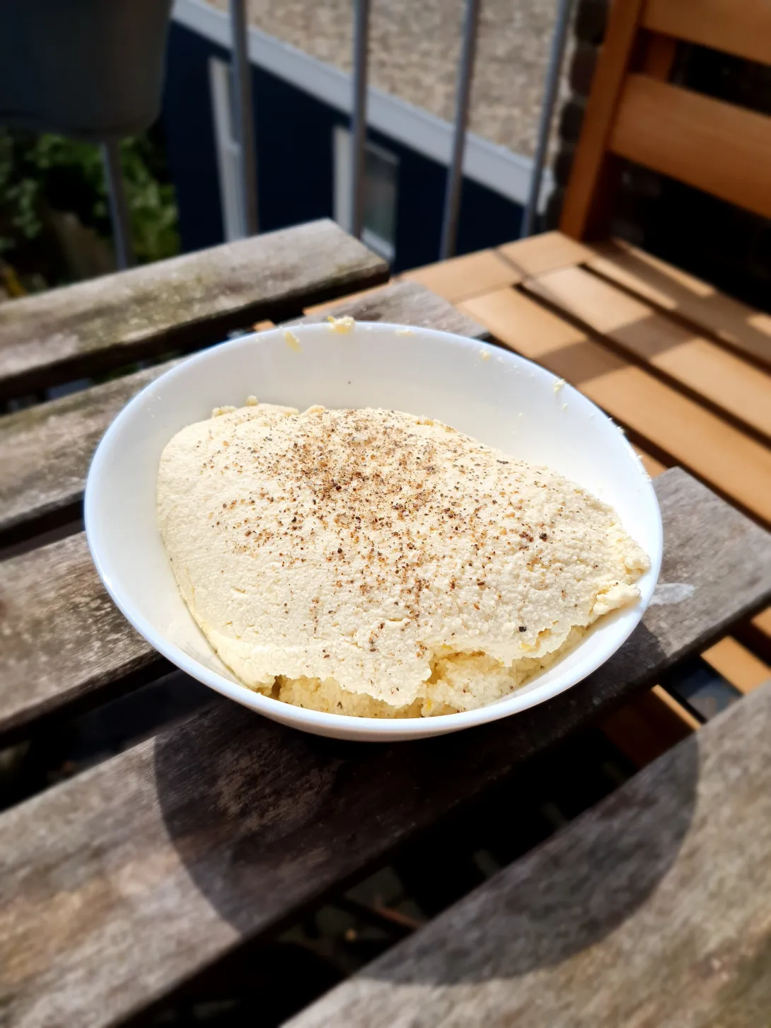 De ricotta in een wit schaaltje.